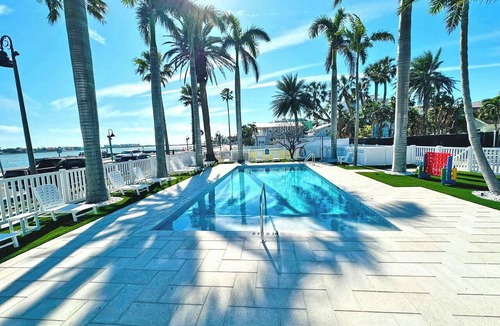 Pass-a-Grille Historic District Apartment | La Tortuga Historic Downtown Pass A Grille St Pete Beach 4