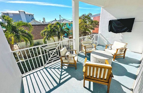 Pass-a-Grille Historic District Apartment | La Tortuga Historic Downtown Pass A Grille St Pete Beach 4