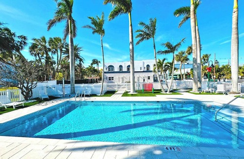 Pass-a-Grille Historic District Apartment | La Tortuga Historic Downtown Pass A Grille St Pete Beach 4