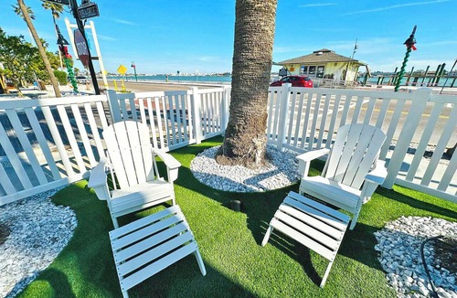 Pass-a-Grille Historic District Apartment | La Tortuga Historic Downtown Pass A Grille St Pete Beach 4