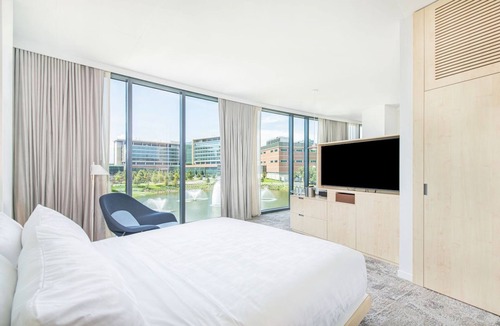 Gainesville Hotel | Lake View King Guestroom near UF Campus | Sleeps 2