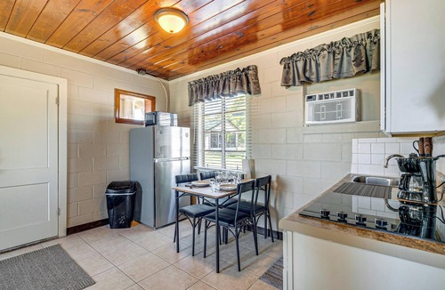 Hernando Cabin | Lake View, Pool Access! Pet-Friendly Hernando Stay