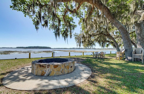 Hernando Cabin | Lake View, Pool Access! Pet-Friendly Hernando Stay