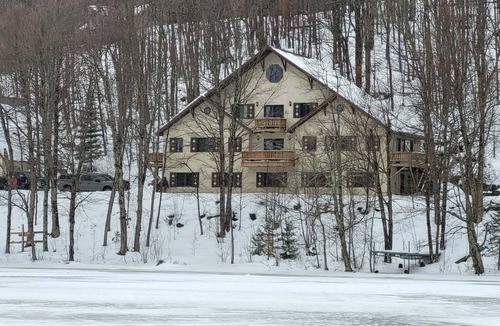 Upson House | LAKEFRONT 3-bedroom Chateau Getaway at Whitecap Mountains Resort Unit 2