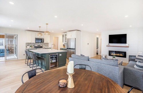 Pigeon Cottage | Lakefront 3-bedroom cottage on Sand Point with AC, WiFi, King bed, Firepit