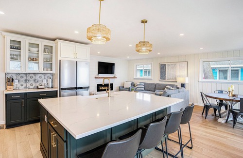 Pigeon Cottage | Lakefront 3-bedroom cottage on Sand Point with AC, WiFi, King bed, Firepit