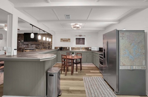 Eclectic Apartment | Lakefront Cabin With Private Dock