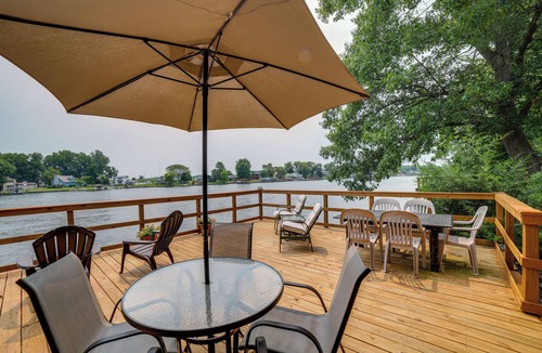 Monticello Cottage | Lakefront Cottage w/Deck Near Indiana Beach!