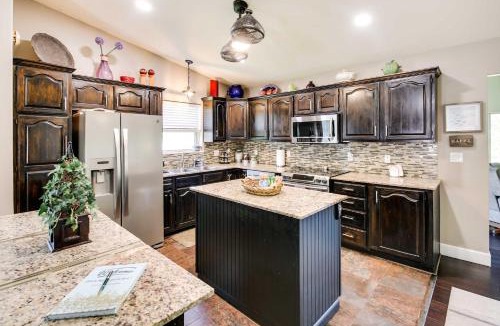 Mid America House | Lakefront Haven Near Oaklawn & Casino Resort!