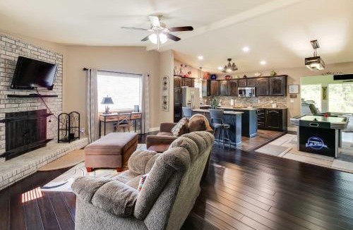 Mid America House | Lakefront Haven Near Oaklawn & Casino Resort!