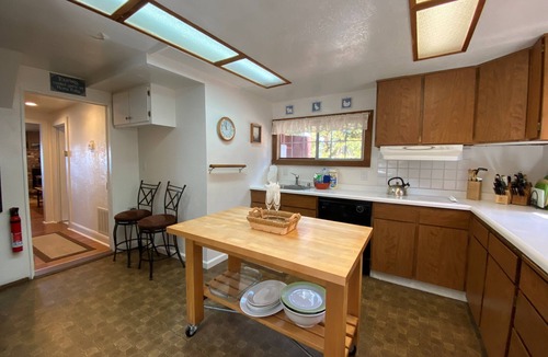 Lincoln Park Cabin | Lakefront Historic Tahoe Cabin | Private Beach + Views | Pet Friendly(ZC1298)