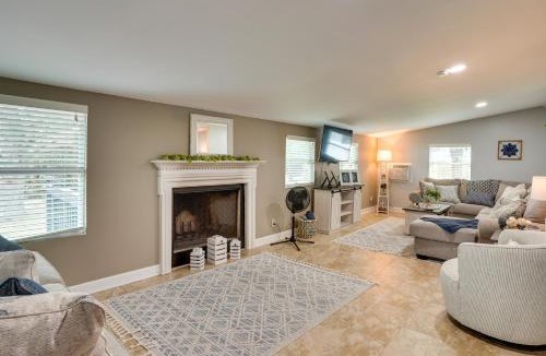Florida South Atlantic Coast House | Lakefront Home w/Screened Porches in Frostproof!