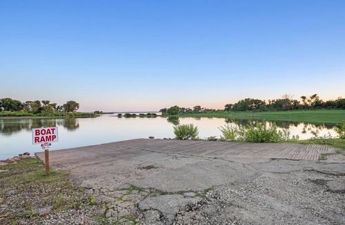 Madill RV Rental | Lakefront RV spot- Peaceful & breathtaking views, ideal for relax and recharge!