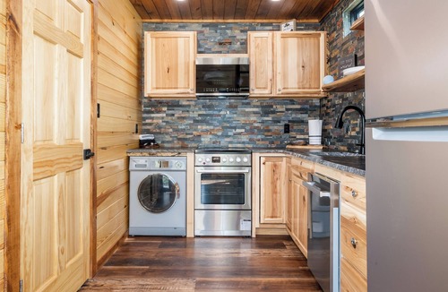 Mid America Cabin | Lakefront Treehouse, private island on Lake Hamilton with hot tub & boat dock!
