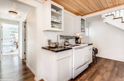 North Lakeport Cottage | Lakefront Shorewood Cottage with room to make amazing family memories.