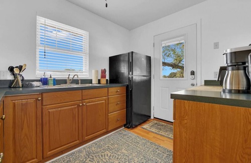 Downtown Historic District House | Lakeside Studio -10 minutes to the beach!