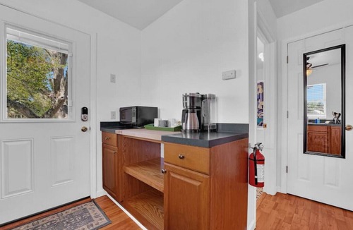 Downtown Historic District House | Lakeside Studio -10 minutes to the beach!