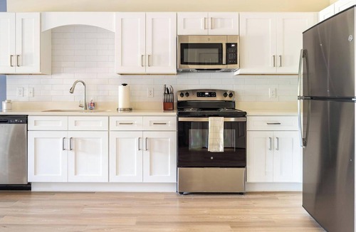 Bellview Apartment | Landing | Amazing 1BD, Gym, Pool