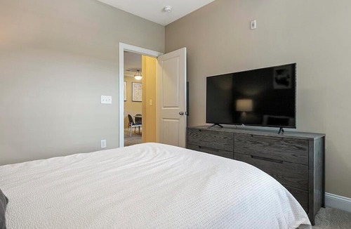 Colfax Apartment | Landing at The Plantation at Pleasant Ridge - 2 Bedrooms in Downtown Greensboro
