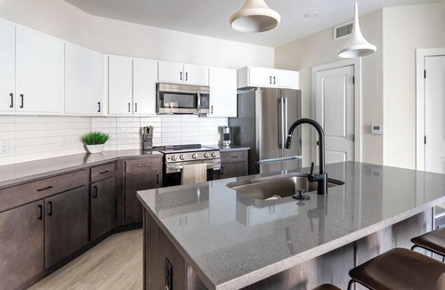 People's Freeway Apartment | Landing | Beautiful 2BD, Pool, Gym