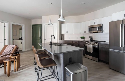 People's Freeway Apartment | Landing | Beautiful 2BD, Pool, Gym