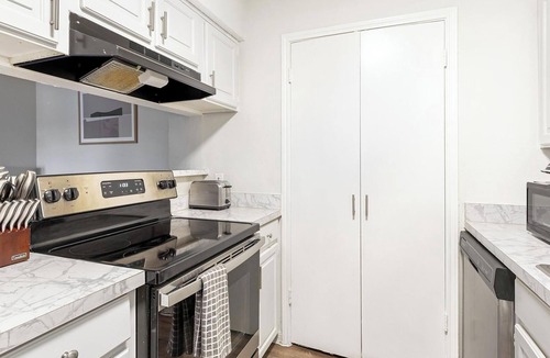 Denton Apartment | Landing | Beautiful 2BD, Courtyard, Gym
