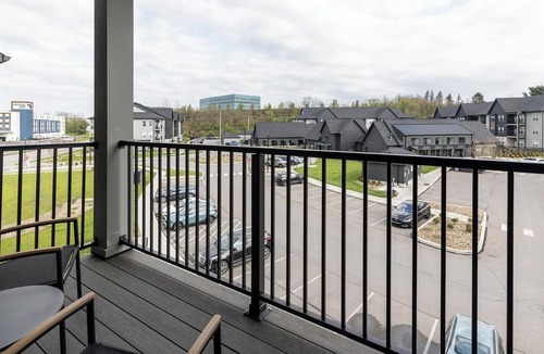 Coraopolis Apartment | Landing | Chic 1BD, Courtyard, Gym