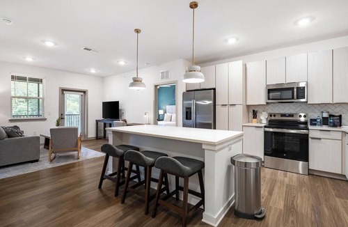 Mobile Apartment | Landing | Chic 2BD, Gym, Courtyard