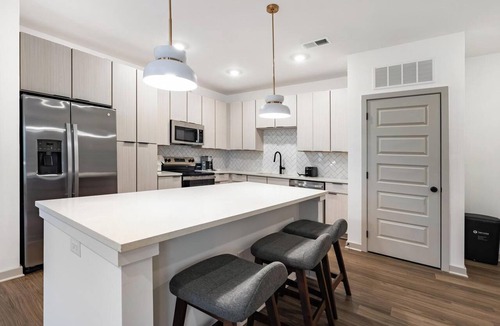 Mobile Apartment | Landing | Chic 2BD, Gym, Courtyard
