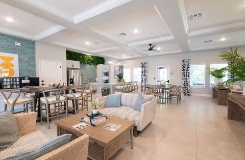 Newberry Apartment | Landing | Chic 2BD, Gym, Pool