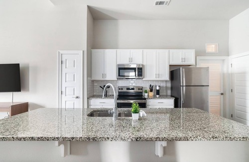 Harvey Apartment | Landing | Chic 3BD, Clubhouse, Gym