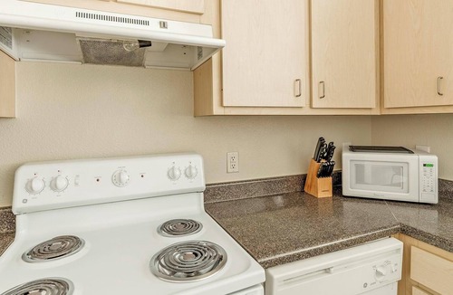 Southbelt/Ellington Apartment | Landing | Modern 1BD, Pool, Clubhouse
