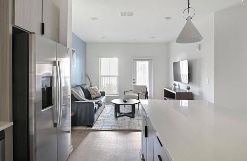 Ono Island Apartment | Landing | Modern 1BD, Yoga Studio, Gym