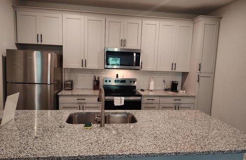 Newberry Apartment | Landing | Modern 2BD, Gym, Pool