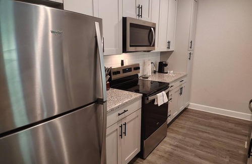 Newberry Apartment | Landing | Modern 2BD, Gym, Pool
