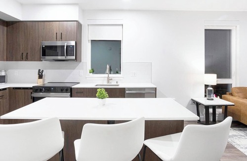 Crown Hill Apartment | Landing | Modern 2BD, Gym