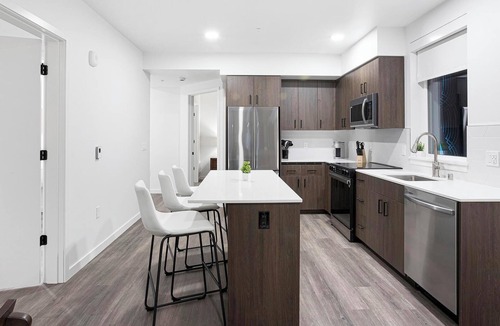 Crown Hill Apartment | Landing | Modern 2BD, Gym