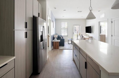 Ono Island Apartment | Landing | Modern 2BD, Yoga Studio, Clubhouse