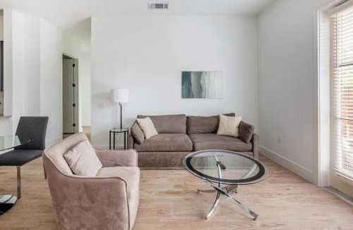 Denton Apartment | Landing Modern 3BD Clubhouse Courtyard