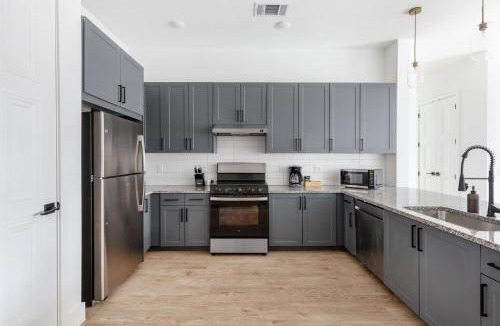 Denton Apartment | Landing Modern 3BD Clubhouse Courtyard
