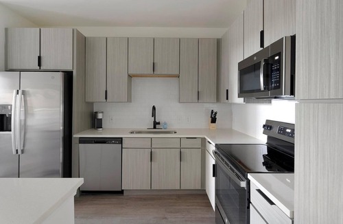 Ono Island Apartment | Landing | Stunning 1BD, Pool, Gym