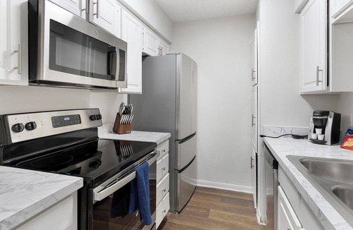 Denton Apartment | Landing | Stunning 1BD, Courtyard, Gym