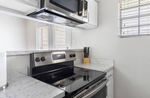 Denton Apartment | Landing | Stunning 2BD, Courtyard, Gym