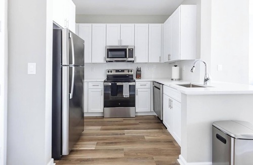 Raritan Apartment | Landing | Stunning 2BD, Tennis Court, Clubhouse