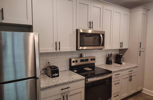 Newberry Apartment | Landing | Stunning 3BD, Gym, Pool