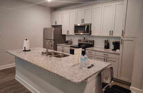 Newberry Apartment | Landing | Stunning 3BD, Gym, Pool