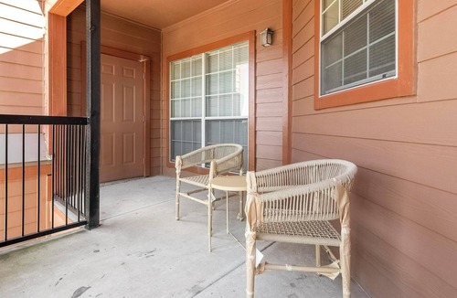 Southbelt/Ellington Apartment | Landing | Stylish 2BD, Clubhouse, Game Room