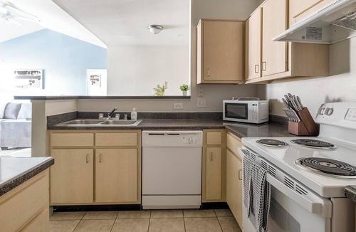 Southbelt/Ellington Apartment | Landing | Stylish 2BD, Game Room, Gym