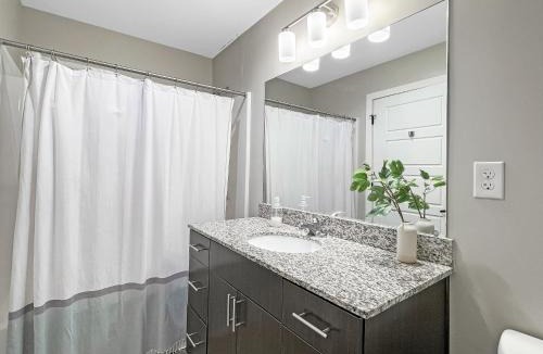 Downtown Des Moines Apartment | Large 1 Bed apt in the Heart of Downtown