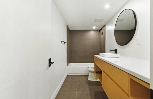 Manhattan House | Large Clean & Modern Basement Apartment Near Aggie